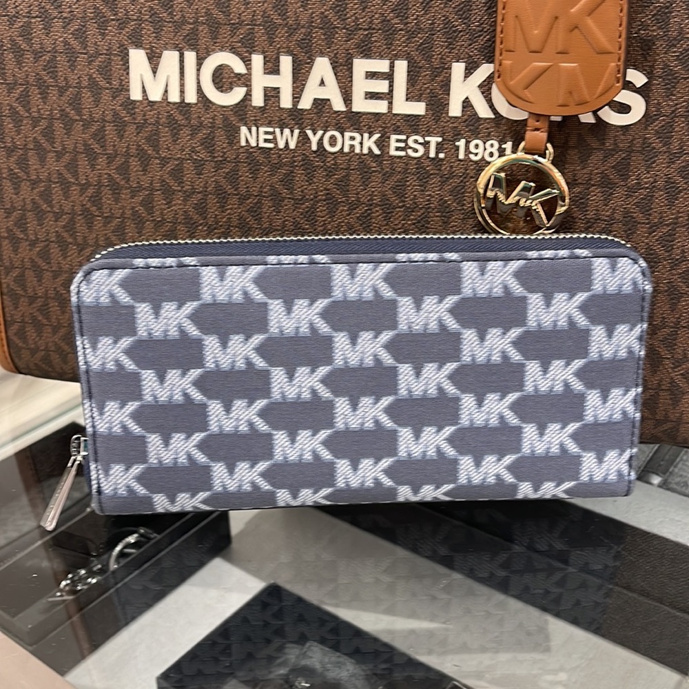 Michael Kors Men’s Women’s Cooper Tech Zip Around Wallet
Navy Multi Unisex
NWT - Picture 15 of 16